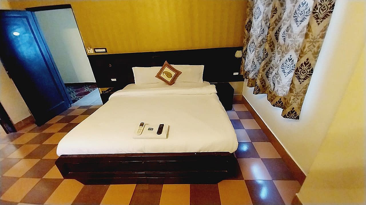 Hotel Maharani Prime Deluxe Room 9