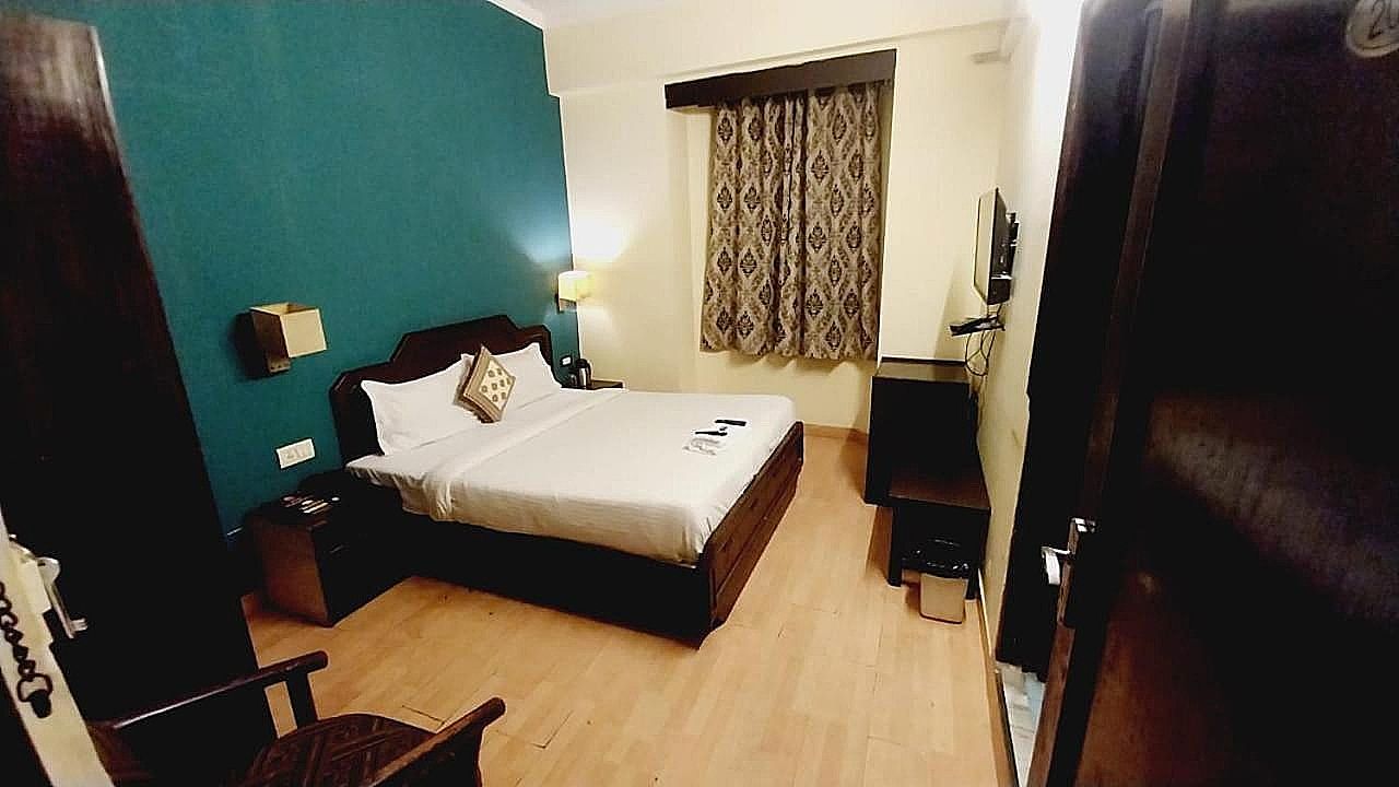 Hotel Maharani Prime Deluxe Room 4