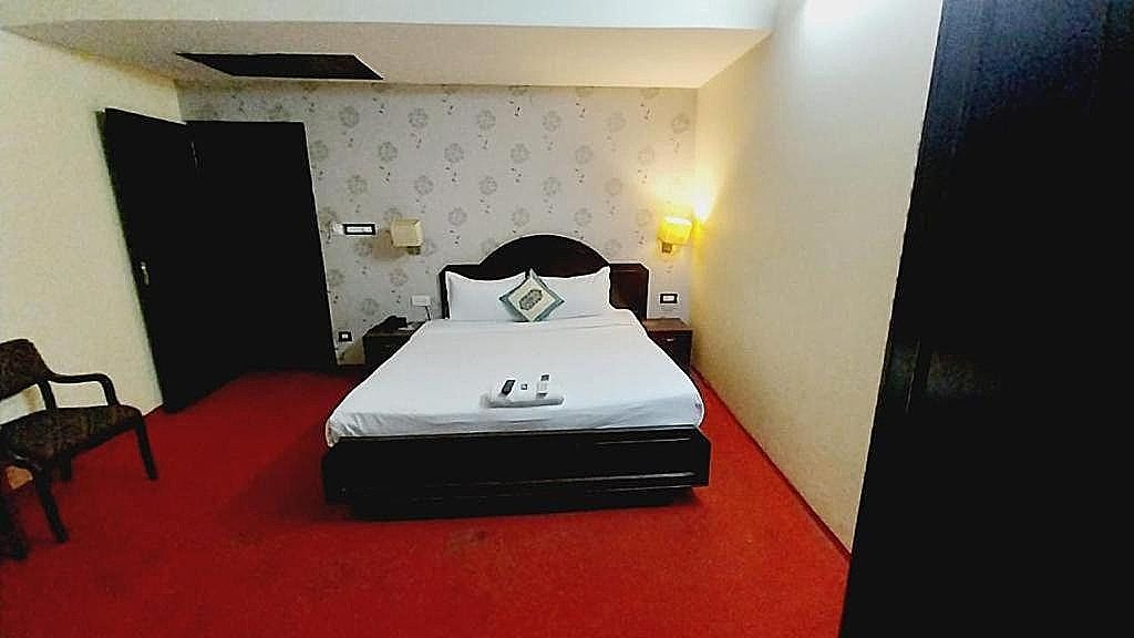 Hotel Maharani Prime Deluxe Room 3