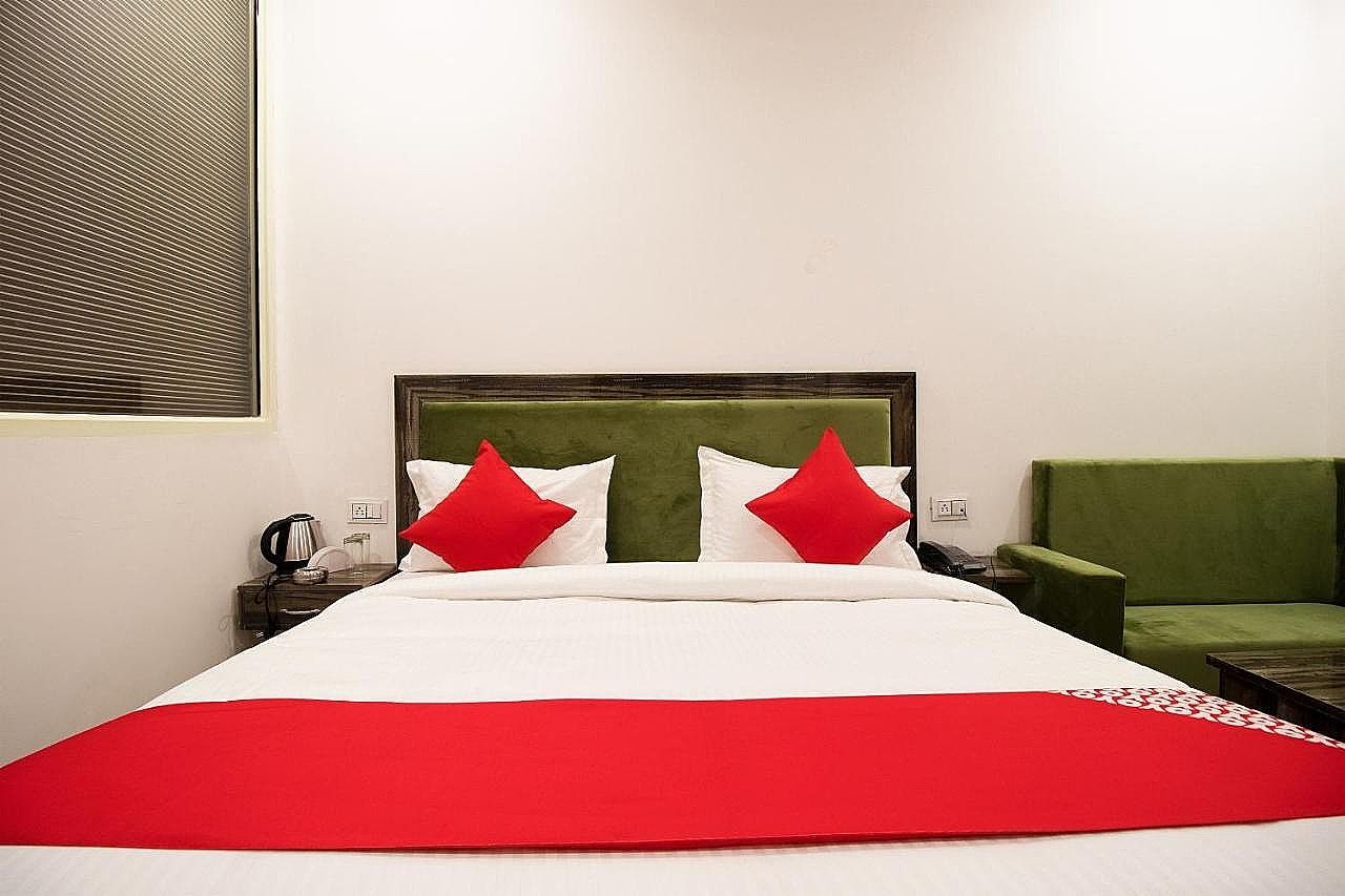 OYO 44094 Grand Inn Classic Room