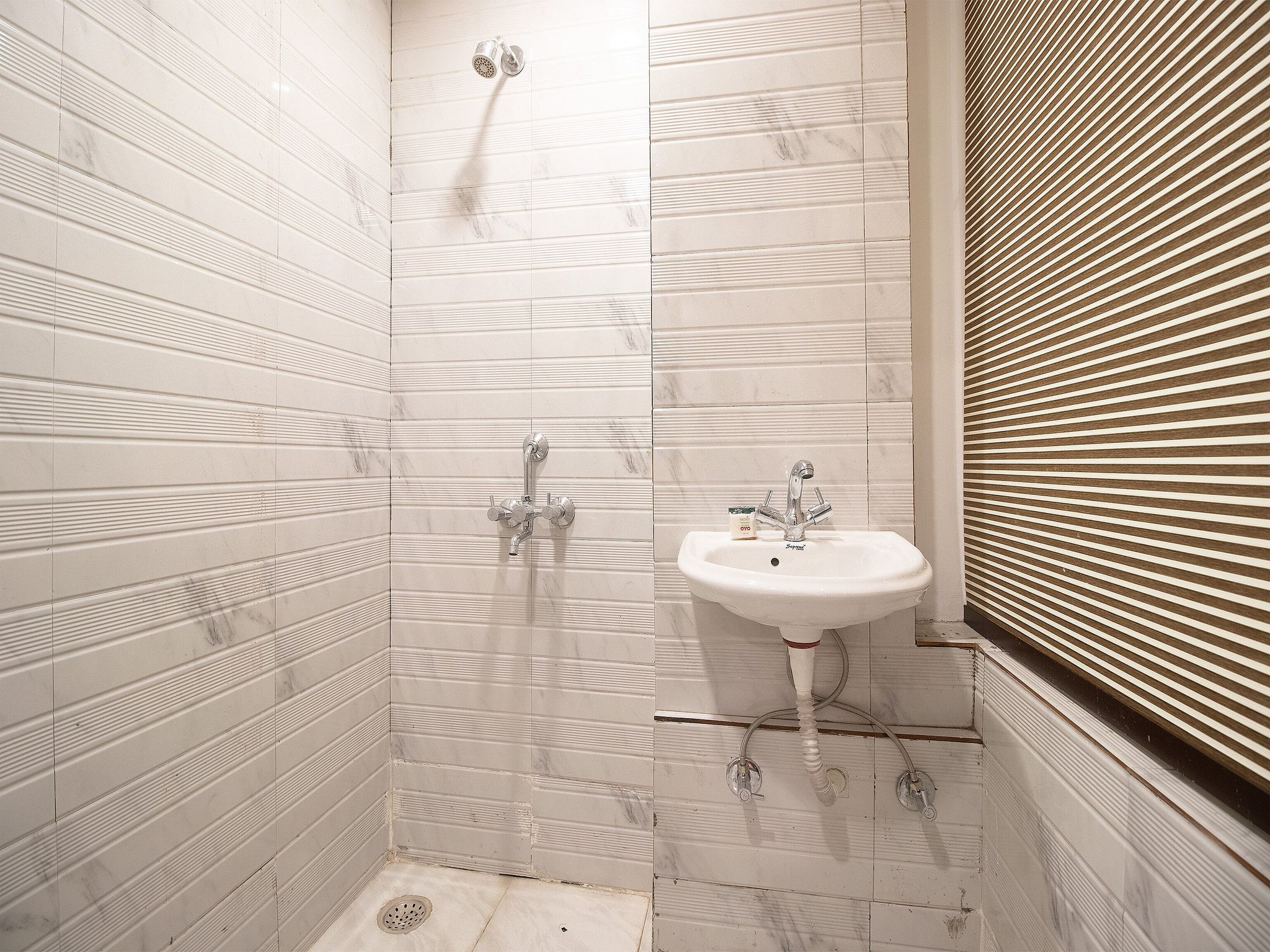 OYO 44094 Grand Inn Deluxe Room 4