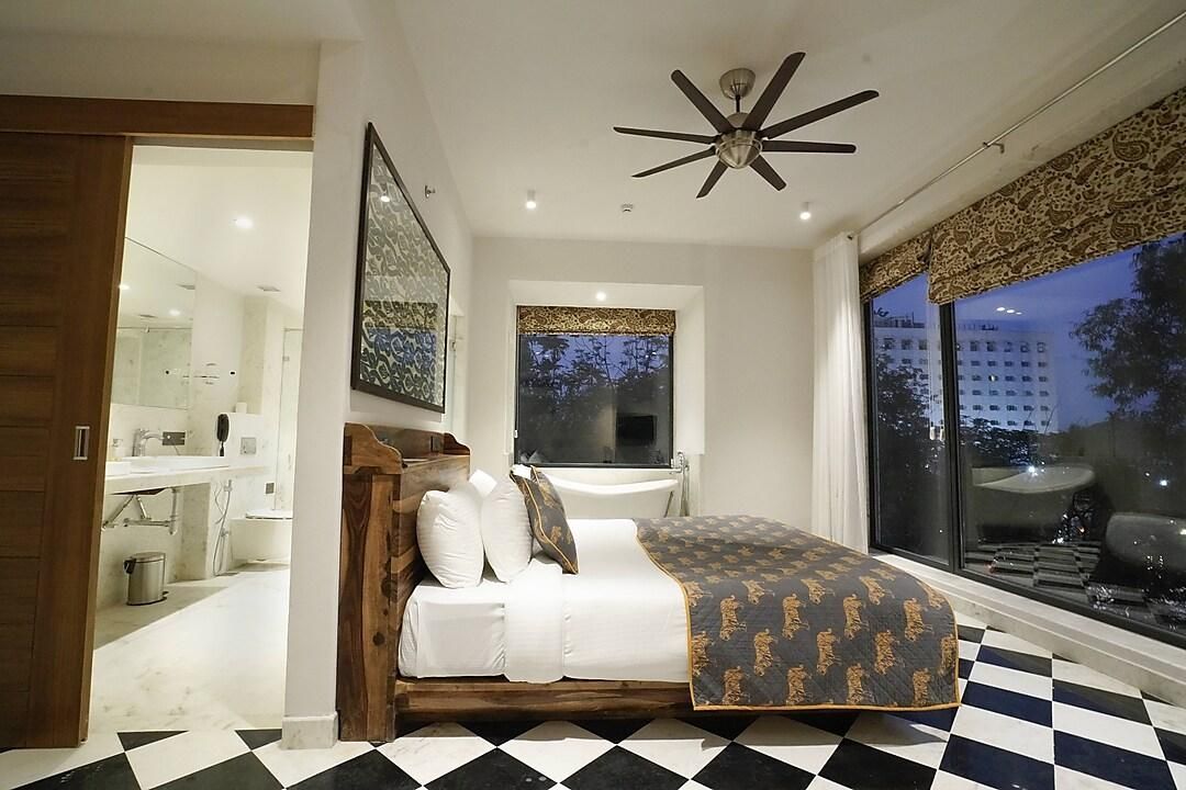 Royal Nest Suite with Bathtub