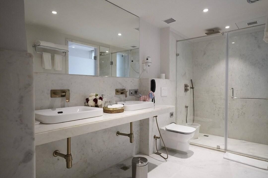 Royal Nest Suite with Bathtub