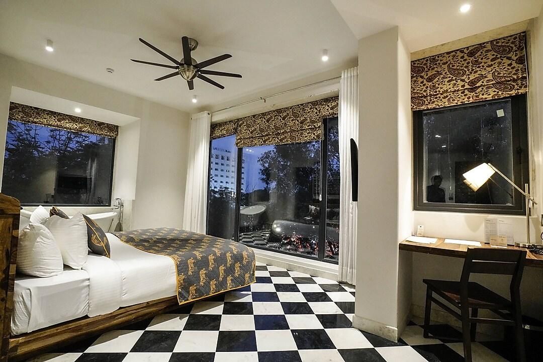 Royal Nest Suite with Bathtub