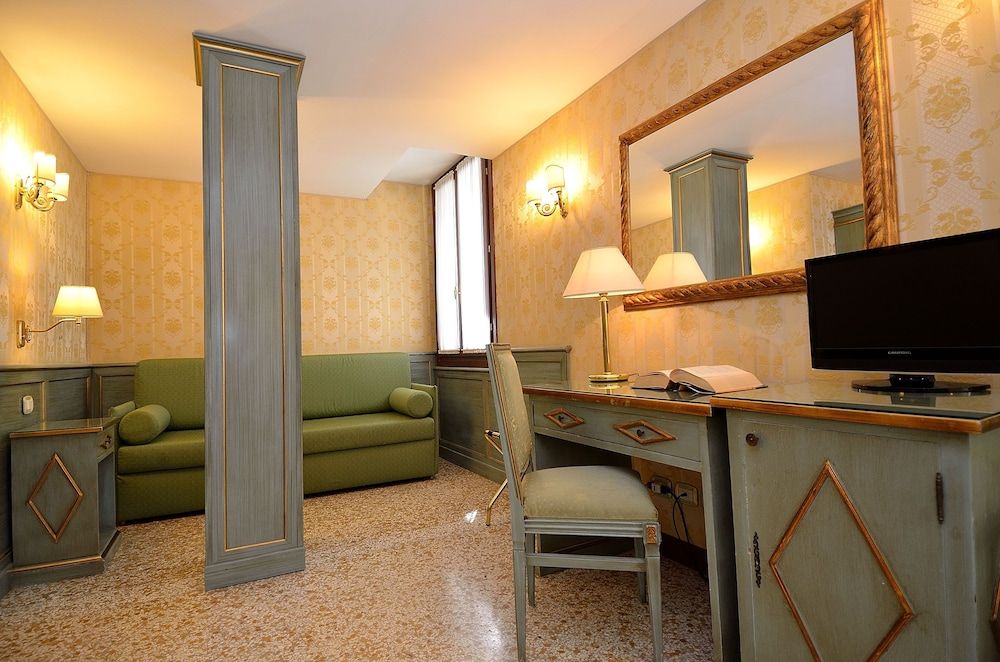 Locanda La Corte Deluxe Double Room, Canal View 9