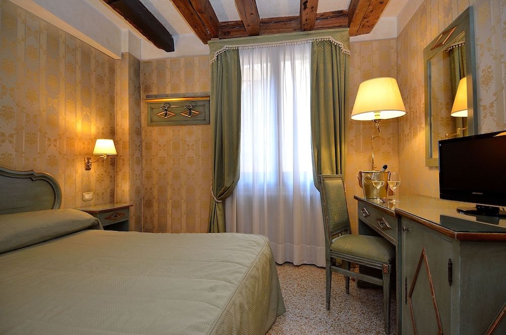Locanda La Corte Deluxe Double Room, Canal View 7
