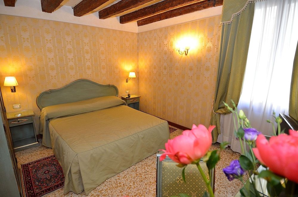 Locanda La Corte Deluxe Double Room, Canal View 2