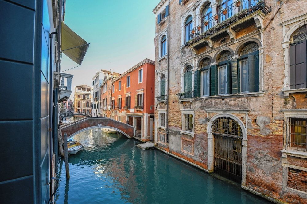 Locanda La Corte Deluxe Double Room, Canal View 3