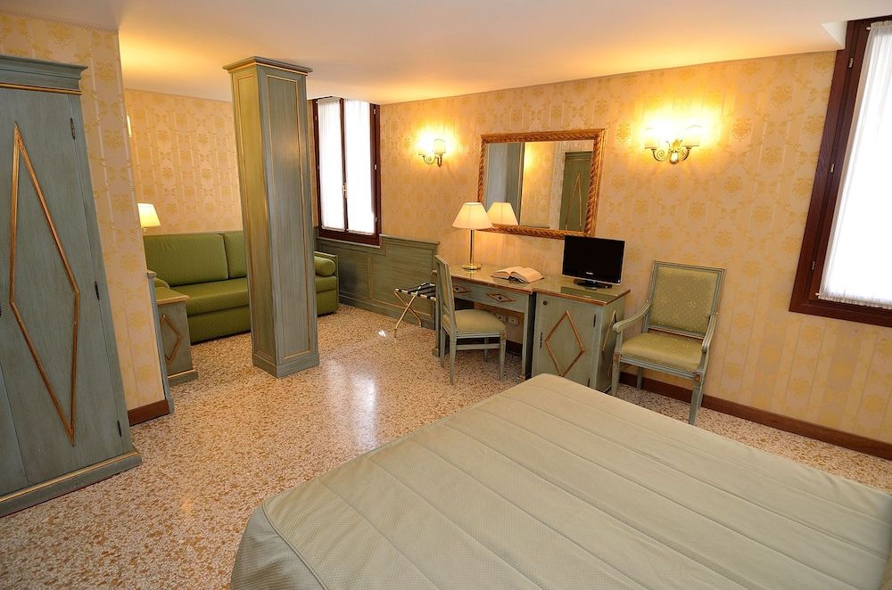 Locanda La Corte Deluxe Double Room, Canal View 8
