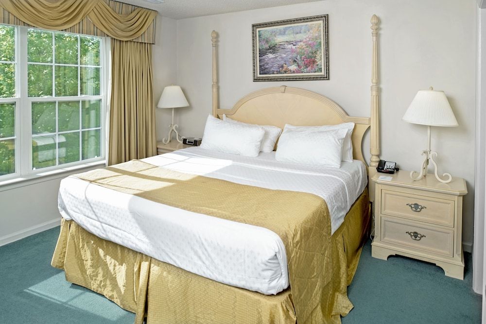 Suite, 2 Bedrooms (Roll-In Shower)