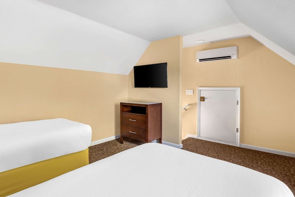 3 BEDROOM 2KG 2TWIN 1QN SOFABED 3 STORY SUITE