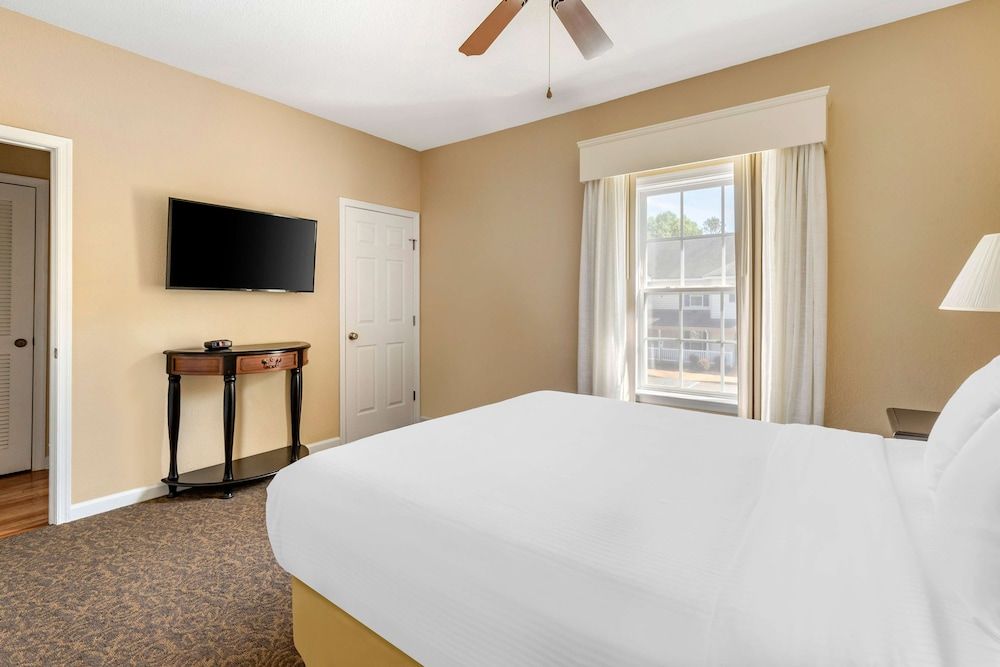 2 BEDROOM 1KG 1QN UPSTAIRS DELUXE SUITE