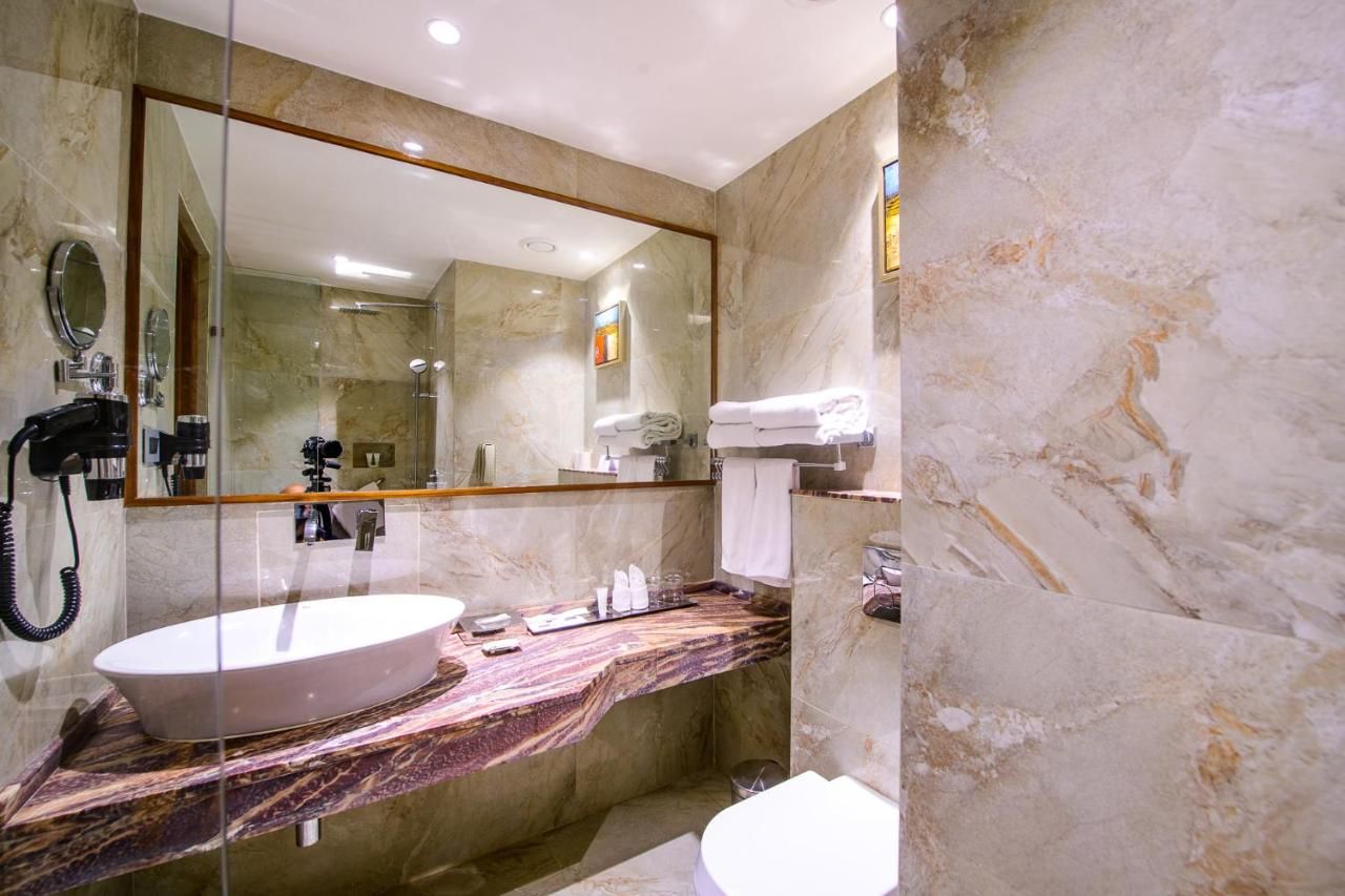 Best Western La Vista Pathankot 1 King Bed, Non-Smoking, Deluxe Room, Wi-Fi, Coffee Maker, Safe, Mini Bar, Full Breakfast 3