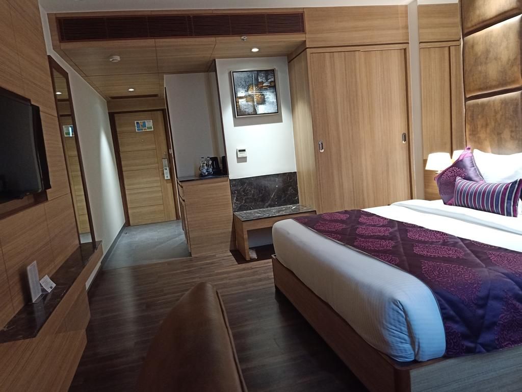 Best Western La Vista Pathankot 1 King Bed, Non-Smoking, Deluxe Room, Wi-Fi, Coffee Maker, Safe, Mini Bar, Full Breakfast 2