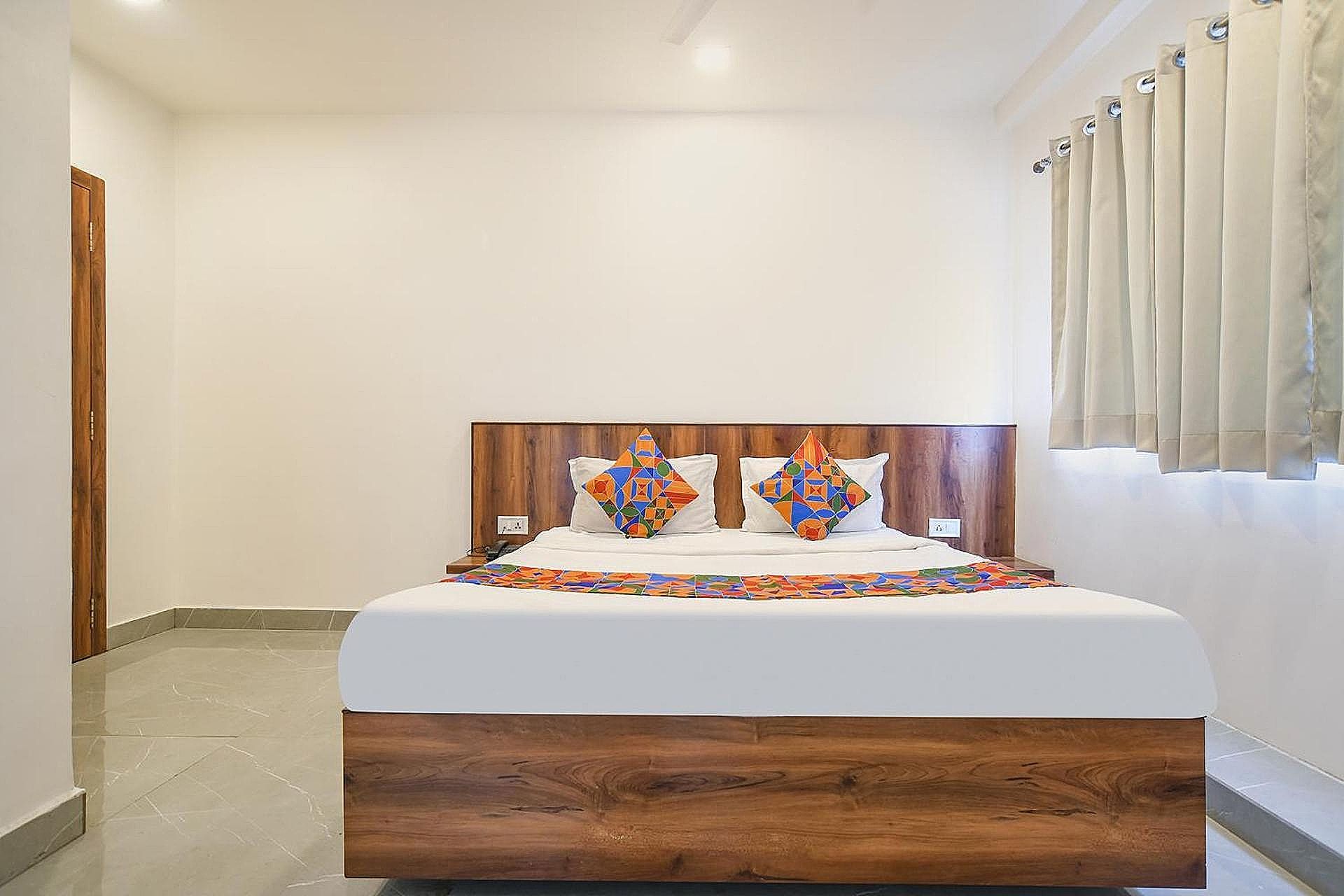 FabHotel The King Palace Deluxe Room 2