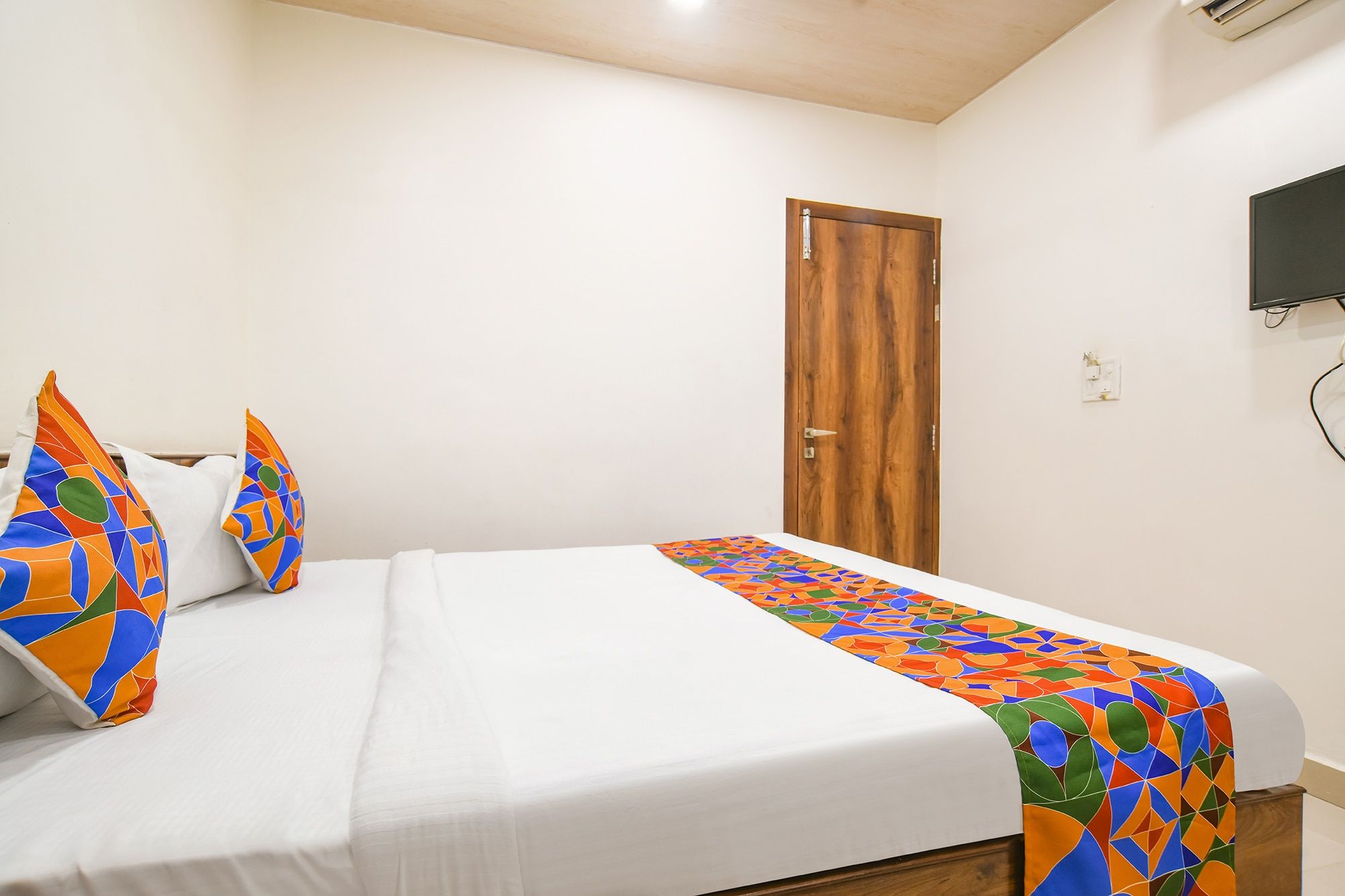 FabHotel The King Palace Deluxe Room 5