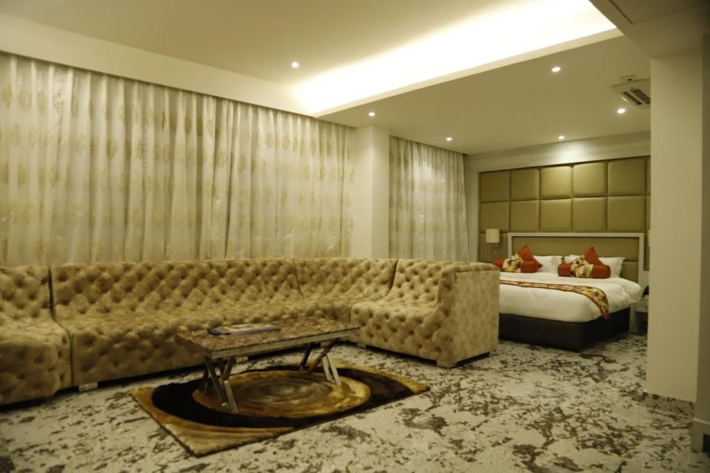 Maharani suite with Dining Area