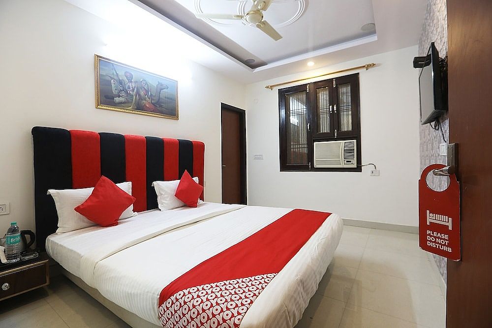 OYO 43923 Surbhi Residency Double or Twin Room 8
