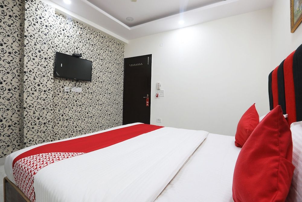 undefined OYO 43923 Surbhi Residency 8