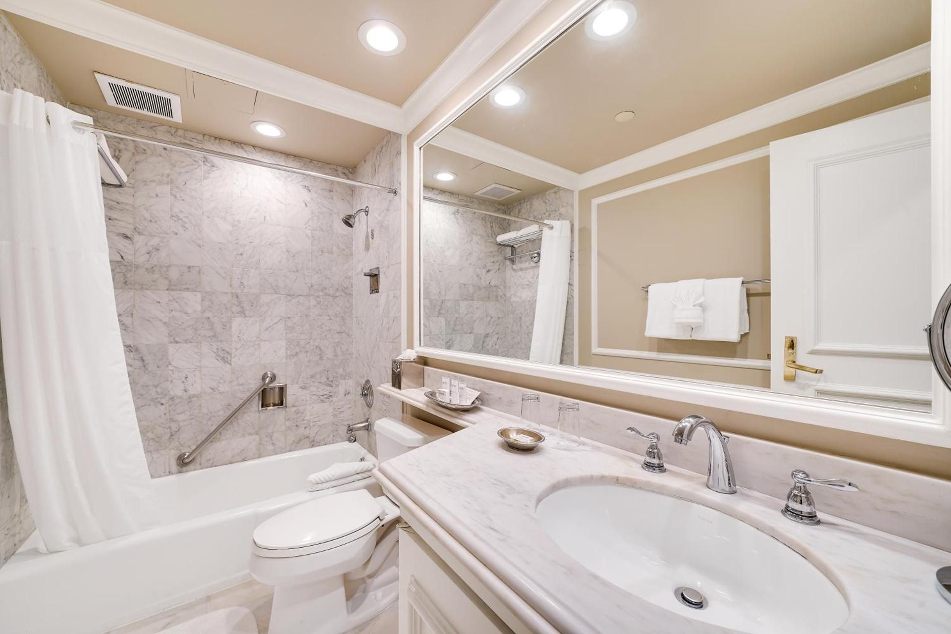 Deluxe Corner Ocean King w/Fireplace