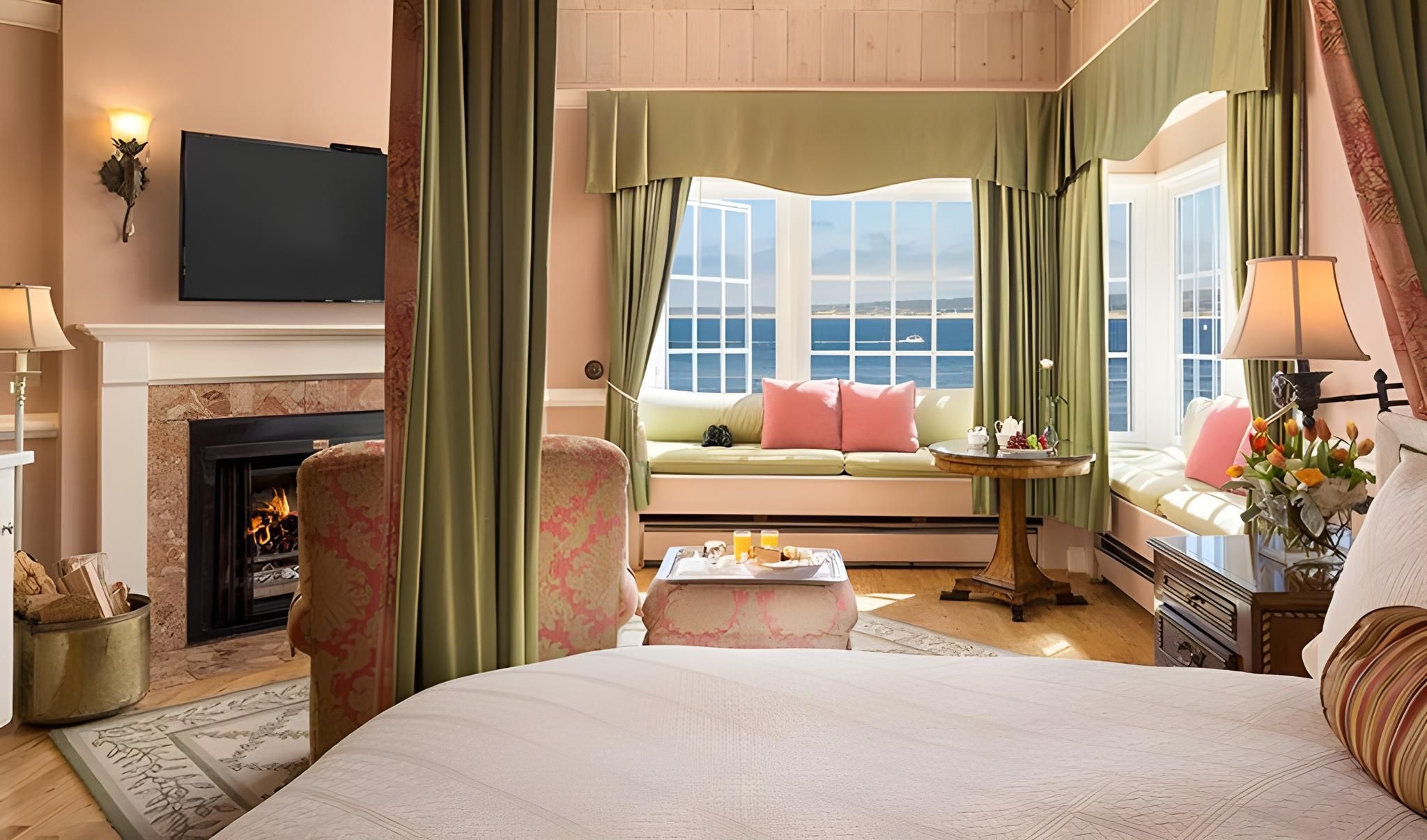 Deluxe Corner Ocean King w/Fireplace