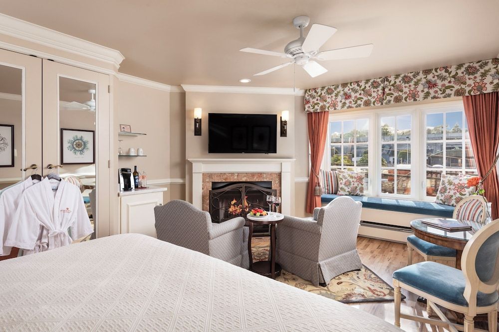 Spindrift Inn Room, 1 King Bed, Fireplace (Cannery Row) 2