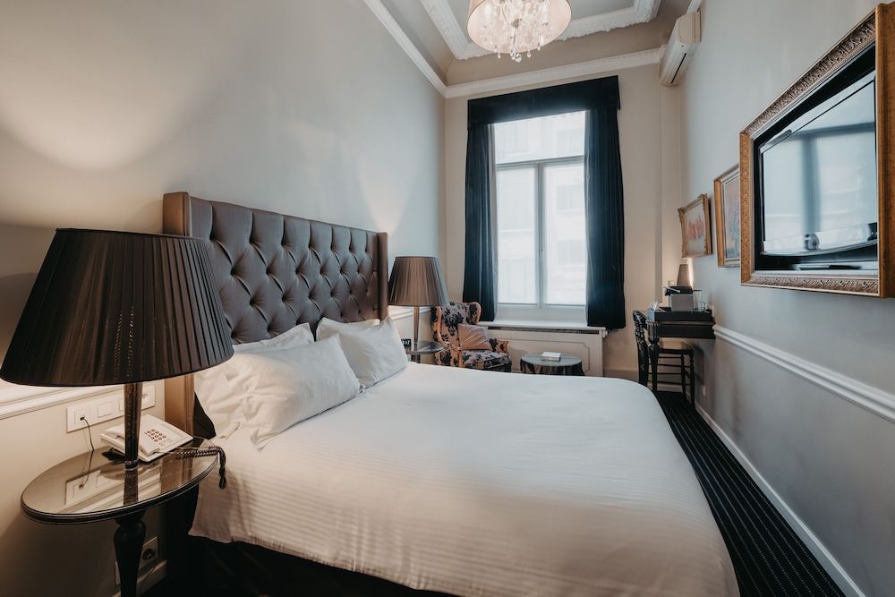 undefined Hotel Manos Premier 4