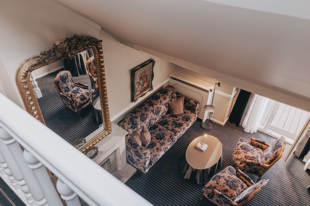 undefined Hotel Manos Premier 8