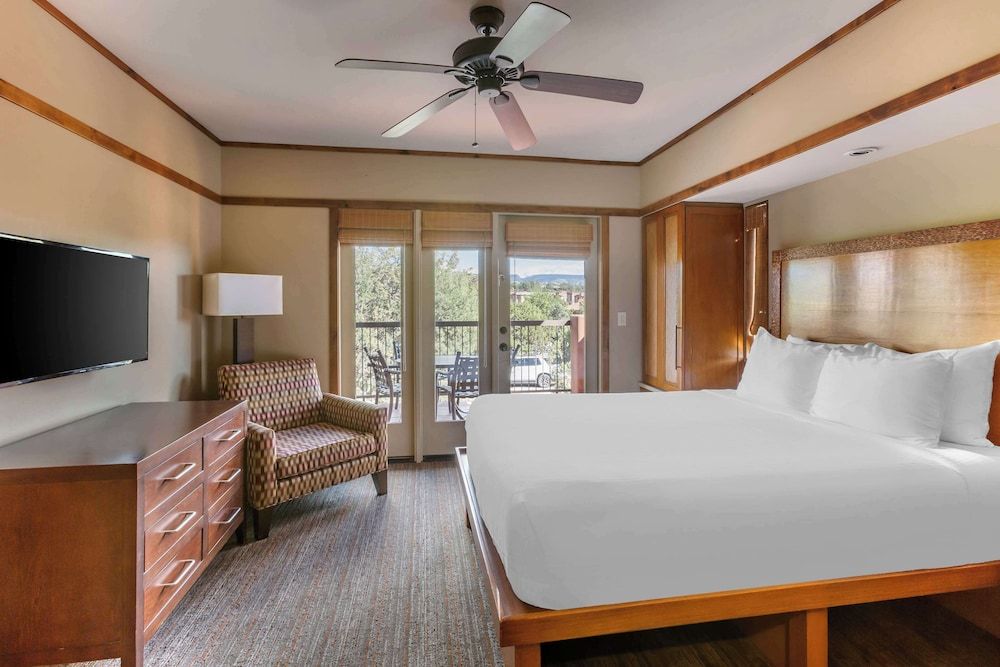 1 BEDROOM 1 QUEEN SUNSET SUITE