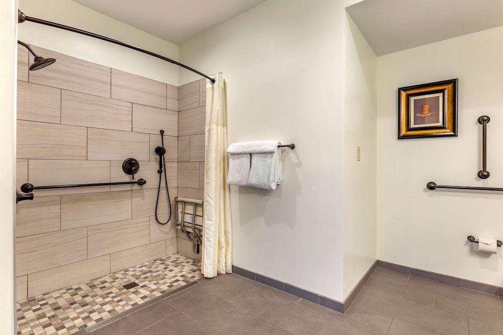 3 BEDROOM 1 KING 2 QUEEN SUNSET STE HEAR ACC ROLL-IN