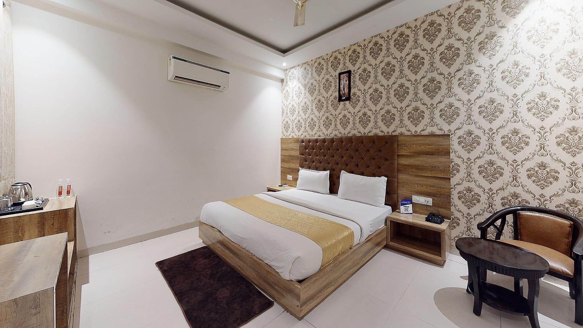 The Vegas by De Pavilion Deluxe Room with Work Desk 3