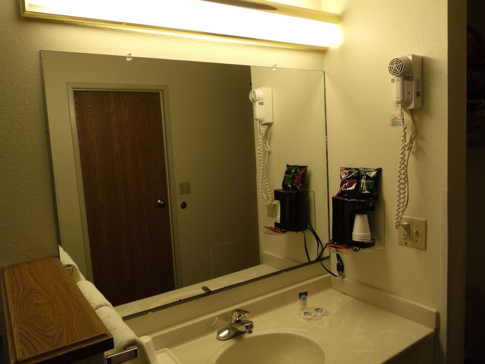 Americas Best Value Inn & Suites Harrisonville Room, 1 King Bed, Non Smoking 12