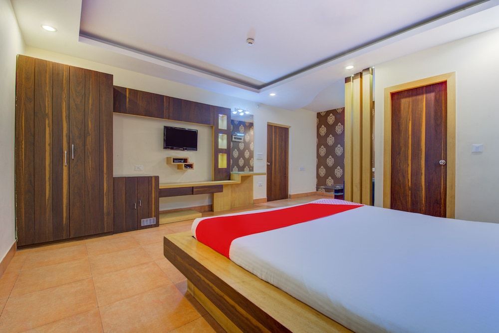 OYO 1809 Salt Lake Deluxe Double or Twin Room, 1 King Bed 5