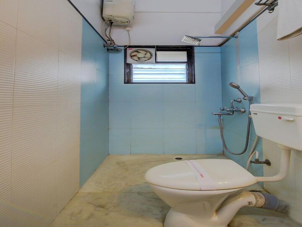 OYO 1809 Salt Lake Deluxe Double or Twin Room, 1 King Bed 6