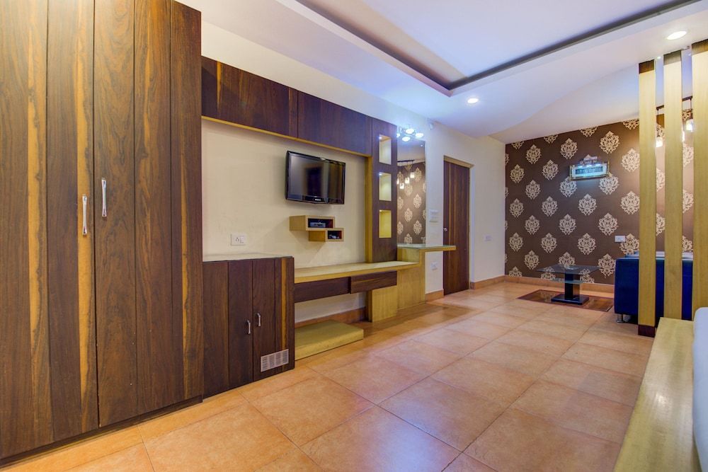 OYO 1809 Salt Lake Deluxe Double or Twin Room, 1 King Bed 8