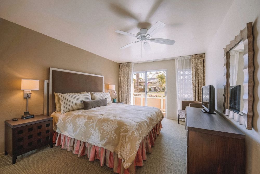 Suite, 1 Bedroom, Pool View (1 King Bed with Sofa Bed)