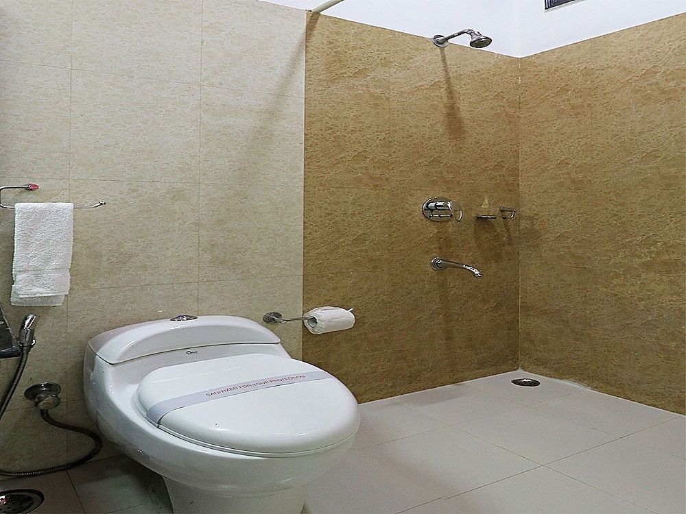 OYO 2227 Hotel Chalet Deluxe Double or Twin Room, 1 King Bed, Private Bathroom 9