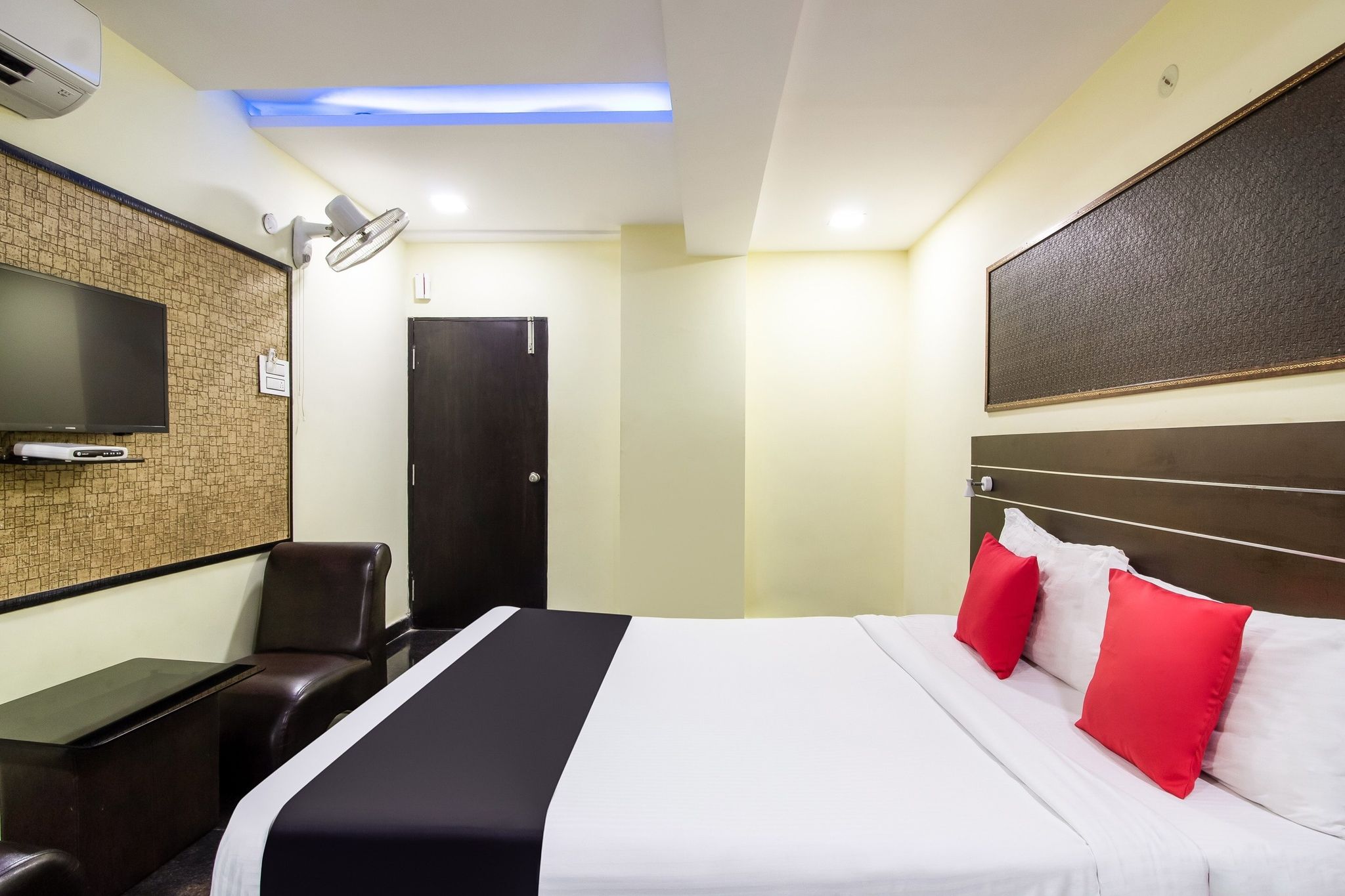 Capital O Sri Navya Grand Near Nexus Hyderabad Deluxe 4