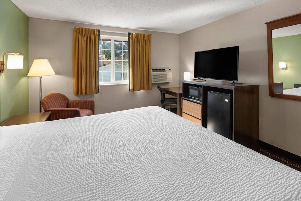Room, 1 King Bed, Non Smoking (Pet Friendly)