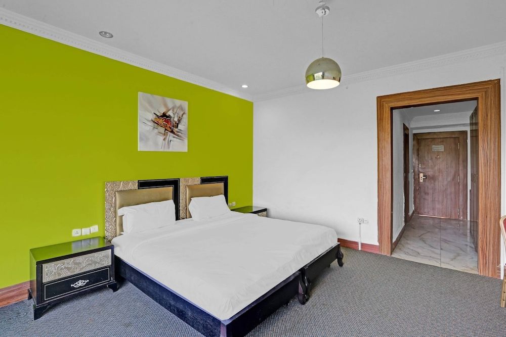 undefined Townhouse Royal Palms Hotel - Lily Collection