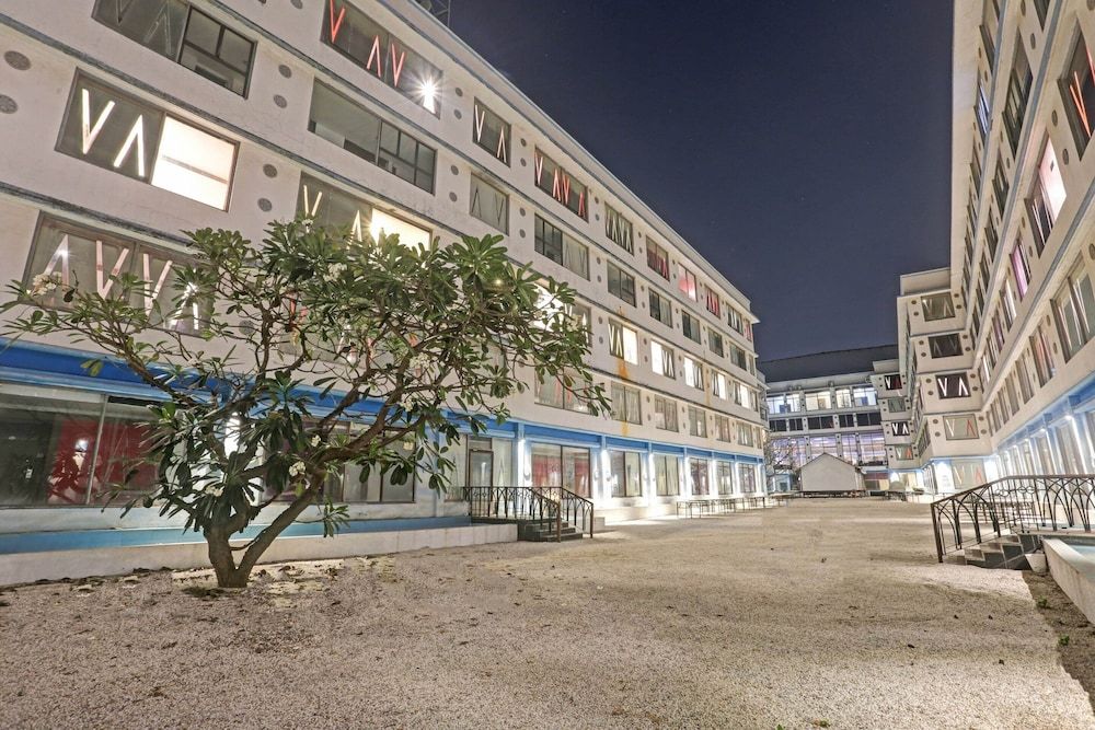 undefined Townhouse Royal Palms Hotel - Lily Collection 2