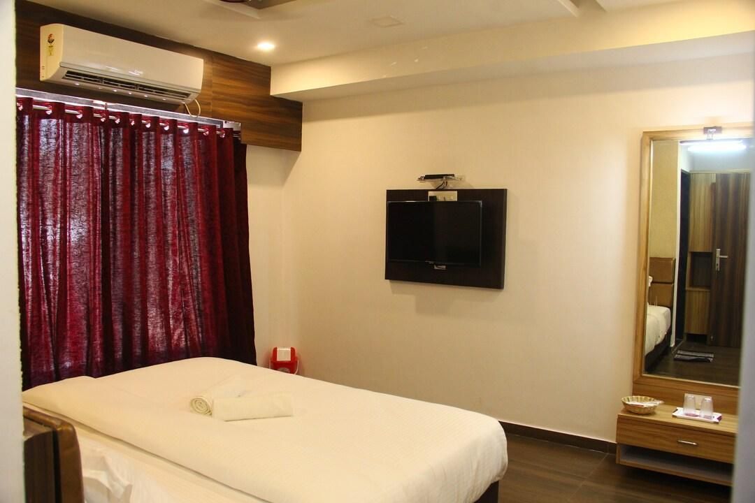Ganeshkrupa Deluxe Deluxe AC Room 4