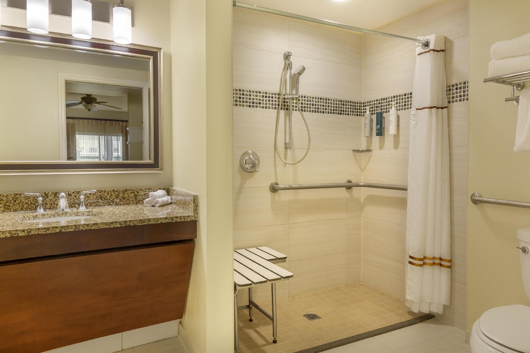 1 Bdrm King Suite Hearing Access W/ 3 X3 Shwr