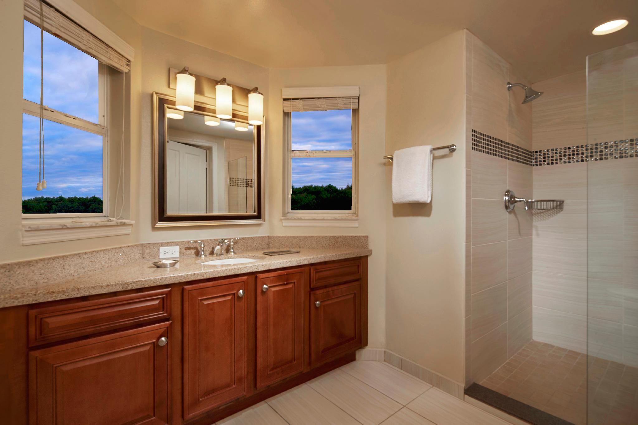 2 BEDROOM SUITE W/ 1 KING 2 QUEENS AND SOFABD