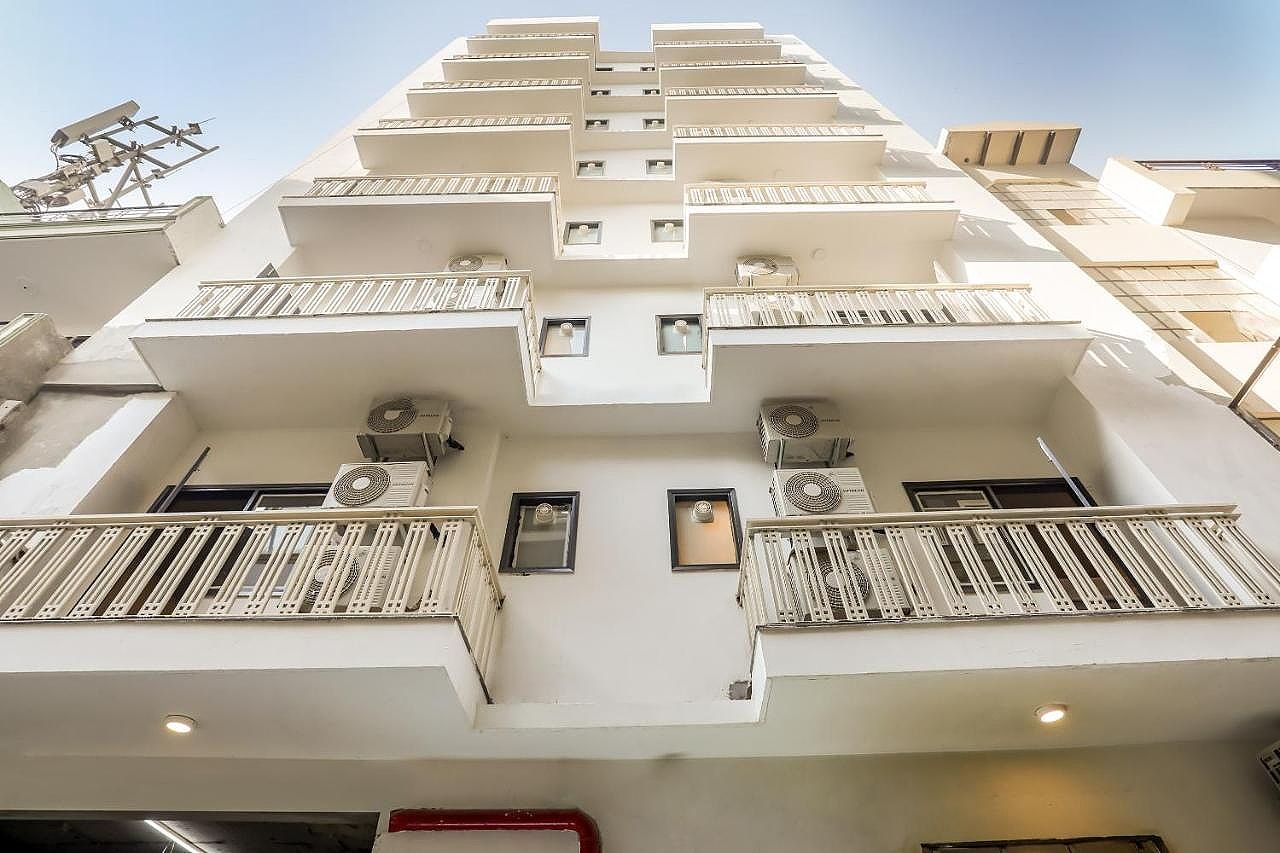 Collection O Le Noida Hotel Near Sector 76 Metro Station