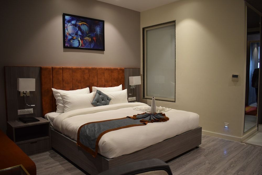 Hotel Deep Clarks Inn Lucknow Deluxe Room 8