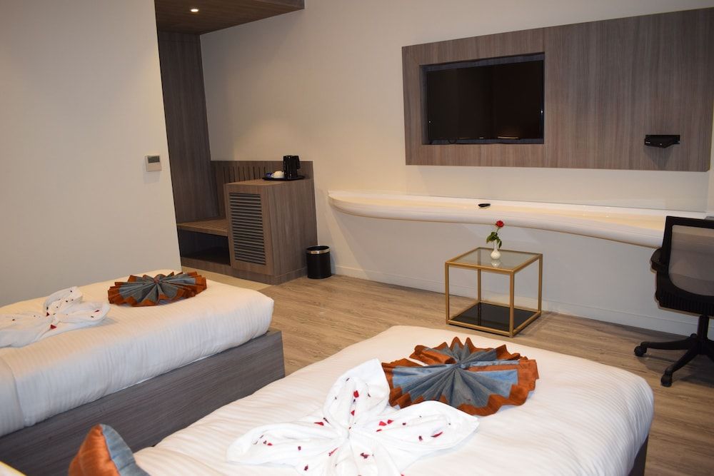 Hotel Deep Clarks Inn Lucknow Deluxe Room 9