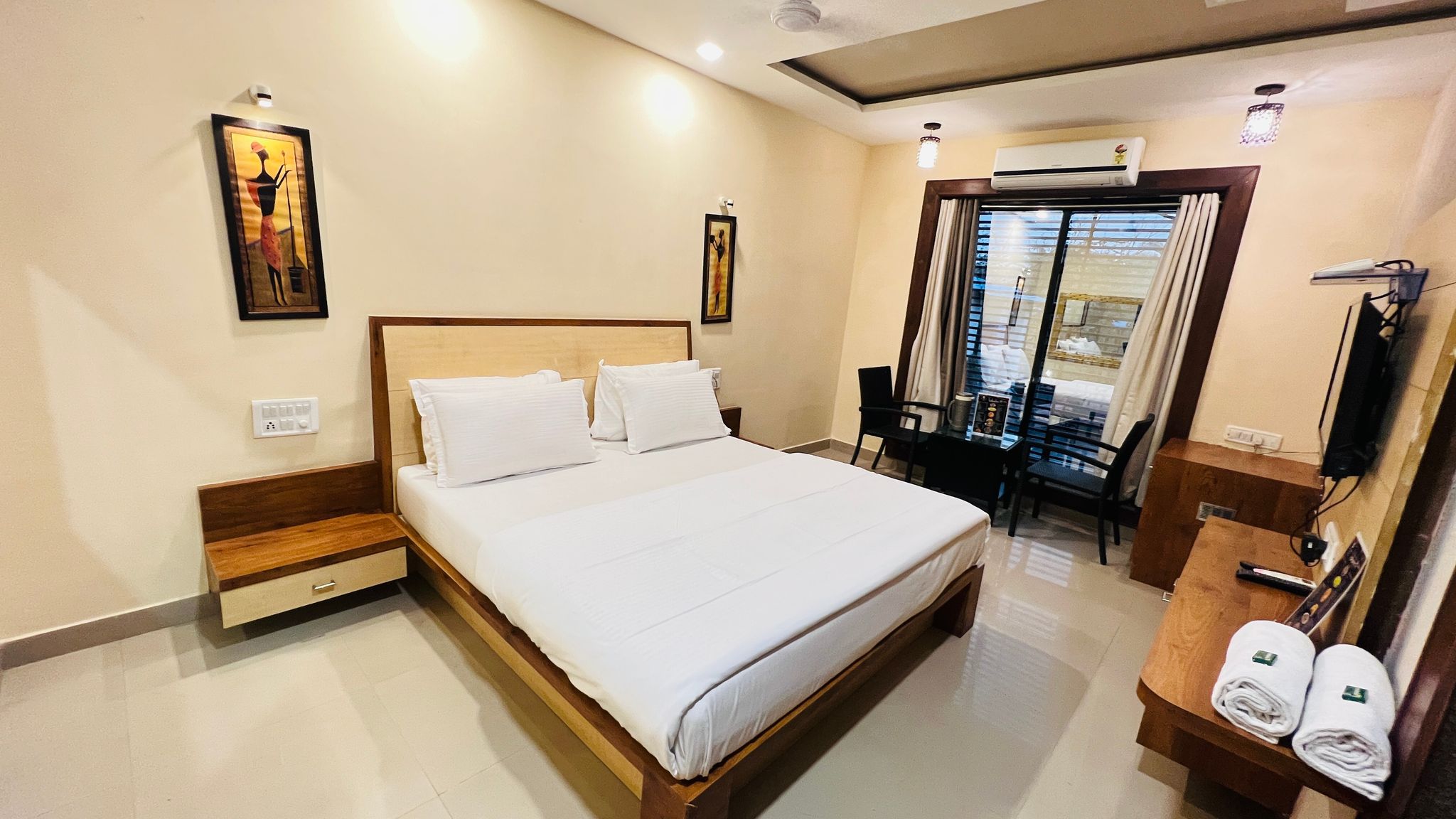 Hotel Kaka Inn Deluxe AC Room with Balcony 8