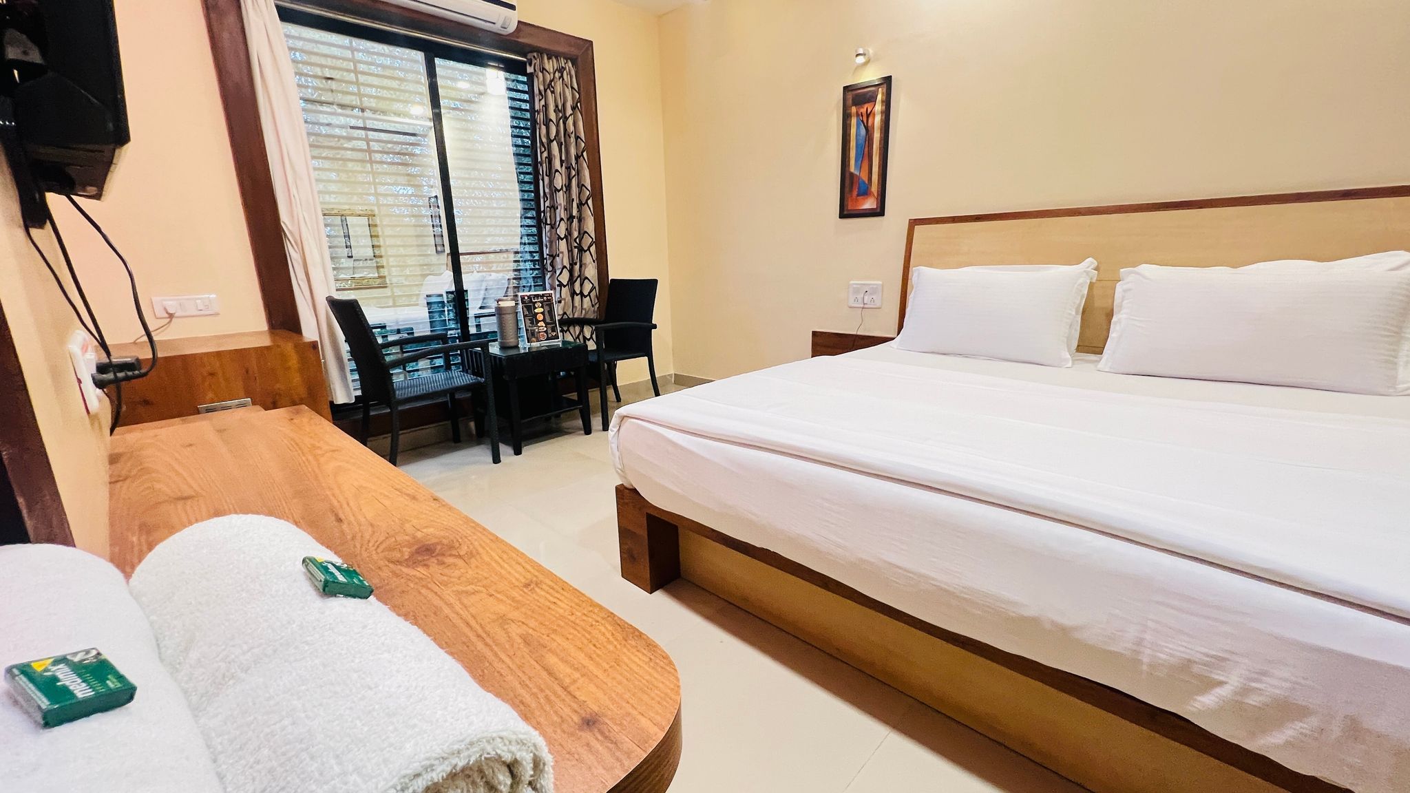 Hotel Kaka Inn Deluxe AC Room with Balcony 2