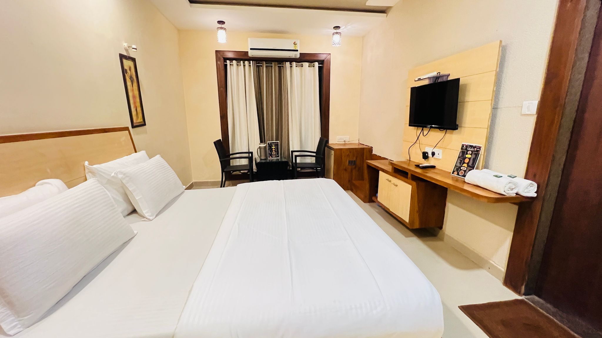 Hotel Kaka Inn Deluxe AC Room with Balcony 6